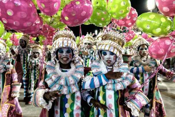 A homenagem da Mangueira celebrou os 50 anos de carreira da cantora baiana com um desfile bastante sofisticado