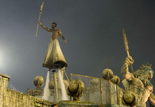 A estreia do carnavalesco Paulo Barros na Portela foi marcada por um Poseidon que flutuou com uma prancha e jatos de água