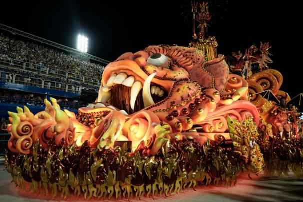Com as cores amarelo e preto, a São Clemente trouxe o enredo 'Mais de mil palhaços no salão'