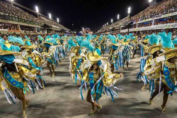 A Vila Isabel usou as cores azul e branco e fez uma homenagem ao político Miguel Arraes, avô de Eduardo Campos