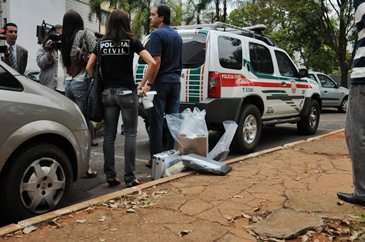 Policiais civis circularam pela quadra ontem de manhã: enquanto peritos examinaram o apartamento do crime, outros agentes conversaram com os moradores