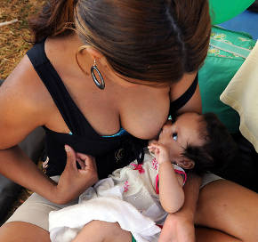 Marilena da Silva, com a filha Rafaela, de 2 meses, participa de evento no Parque da Cidade que deu início à Semana Mundial da Amamentação