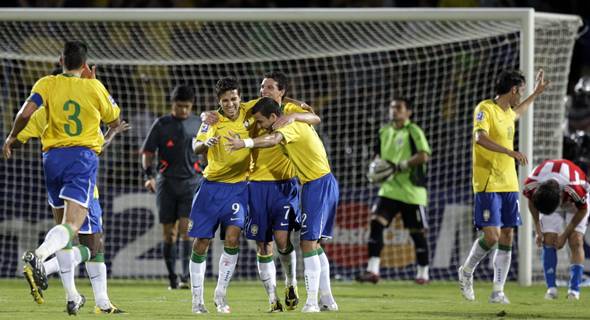 Nilmar e os jogadores da seleção comemoram a virada sobre o Paraguai. Brasil é líder das eliminatórias