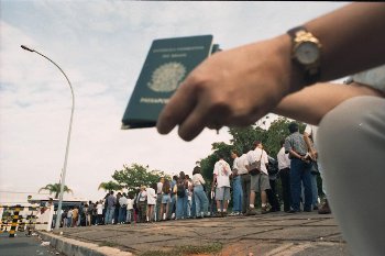 No passado, as pessoas formavam filas na porta da Embaixada Americana em Brasília para conseguir entrar no país