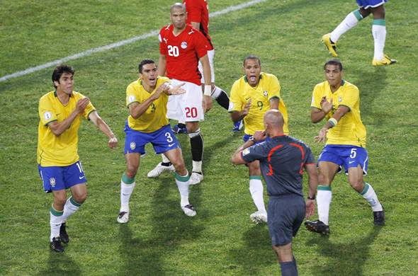 Jogadores da seleção pedem pênalti ao ábitro após jogador egípcio evitar o gol com braço