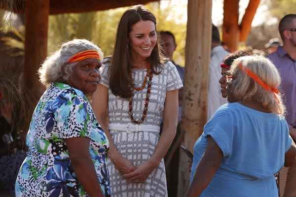 Kate conversa com mulheres aborígenes, durante visita a centro cultural de Uluru