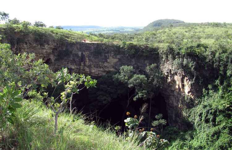 No meio do cerrado, foram literalmente abertas as portas de entrada para essa caverna