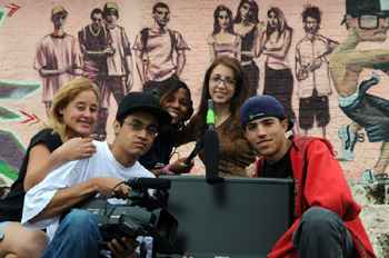 A turma de jovens cineastas: Taynara, Rayane, Dayana, Alan Costa (com a câmera na mão) e Ricardo Soares