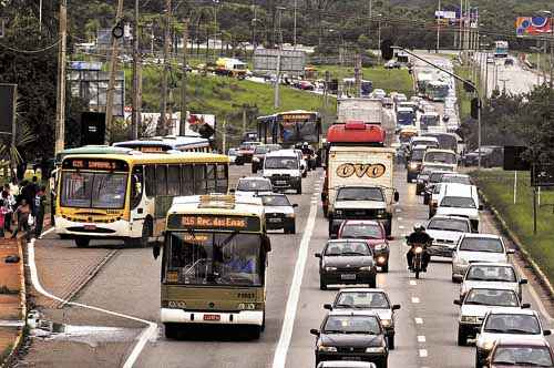 Táxis poderão circular pela faixa exclusiva da EPNB, que é usada irregularmente por carros particulares