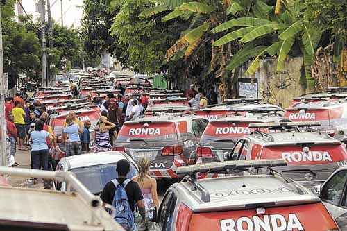 Viaturas da PM estacionadas em avenida de Fortaleza: categorias pedem até 100% de reajuste salarial