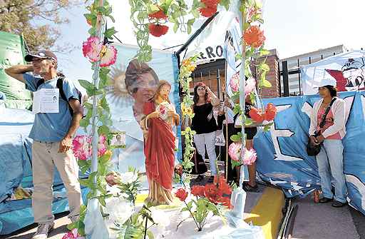 Imagem de Jesus e foto de Cristina Kirchner compõem santuário instalado do lado de fora do Hospital Austral