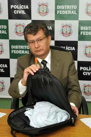 Delegado chefe da 2ª Delegacia de Polícia - DP, Silvério Antônio Mota de Andrade, mostra a mochila onde estava bebê abandonado