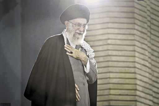 Aiatolá Ali Khamenei, antes de discursar em Teerã: curso nuclear do Irã mantido, apesar de pressões externas