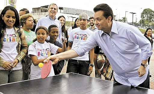 A aproximação do prefeito Gilberto Kassab com o PT pressiona os tucanos em São Paulo a definirem seu candidato