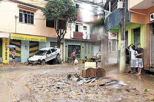 O rio que corta Além Paraíba, em Minas Gerais, tomou as ruas da cidade: três pessoas morreram. Em todo o estado, há mais de 12 mil desalojados