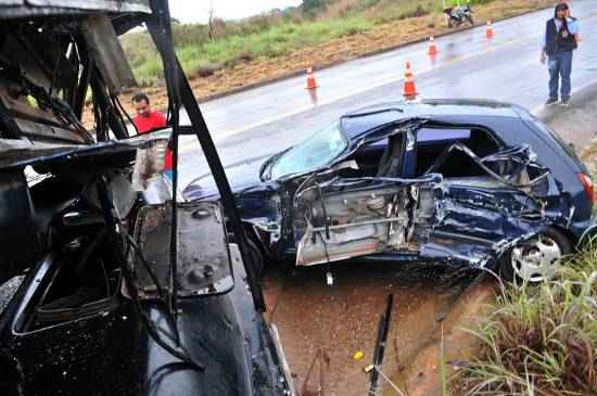 Após o ônibus colidir com caminhão, o coletivo ainda acertou um carro