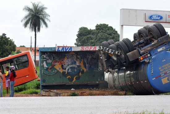 A parte frontal do ônibus ficou parada em um barranco