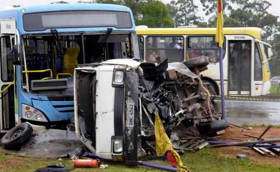 Segundo o motorista do ônibus, o caminhão invadiu a pista à direita