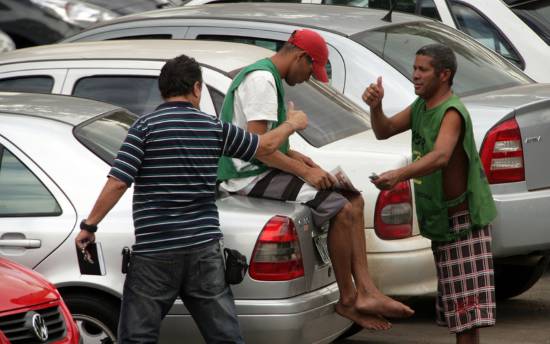 Para trabalhar como guardador é obrigatório o uso de coletes, crachás de identificação e documento de identidade