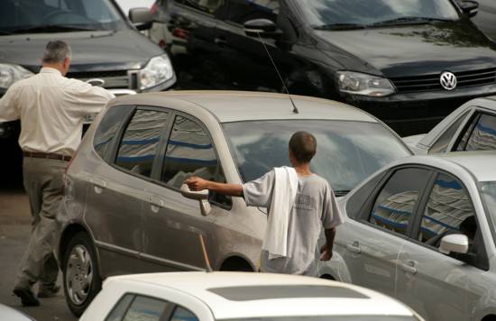 Caso o guardador cobrar pela vaga, fizer ameaças ou causar constrangimento, o motorista deve entrar em contato com a PM