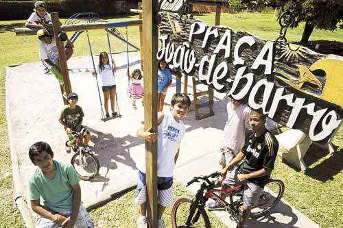 A Praça João-de-Barro foi feita com recursos obtidos por aproximadamente 60 famílias. Gente de todas as idades aproveita o novo recanto