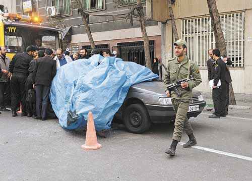 Lona cobre o Peugeot 405 do especialista Mostafa Roshan, na região norte de Teerã: ataque em plena luz do dia e em rua bastante movimentada