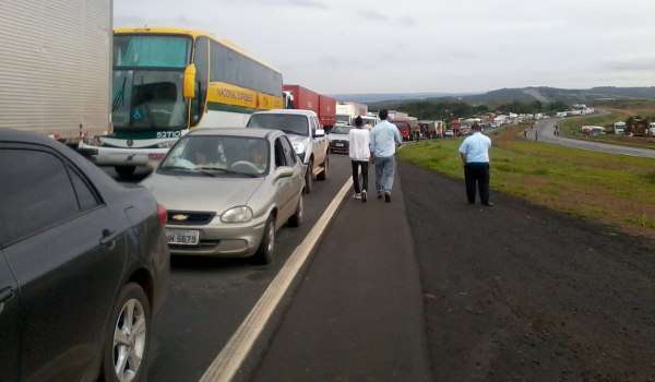 Congestionamento na BR-060 chega a 7km no sentido Goiânia-Brasília