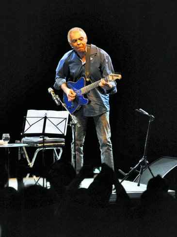 Gilberto Gil no palco do Centro de Convenções: apresentação histórica