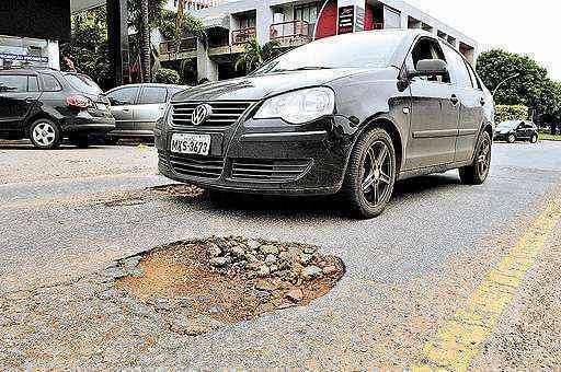 Na comercial da 111/112 Norte, buracos no asfalto arrebentam os veículos e colocam em risco a segurança dos motoristas