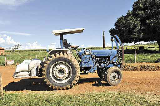 Para driblar os obstáculos ao crédito, há agricultores que dão como garantia ao banco os bens pessoais e os maquinários usados na produção agrícola