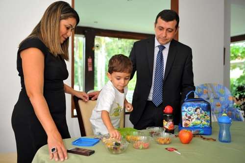 João Rodrigo Spencer, 3 anos, ajuda os pais, Susana e Claudemir, a preparar o lanche da escola, com alimentos que não causam reação alérgica