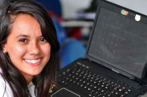 Lais Campos, 16 anos, leva o notebook para a escola e acompanha as aulas com pesquisas na internet