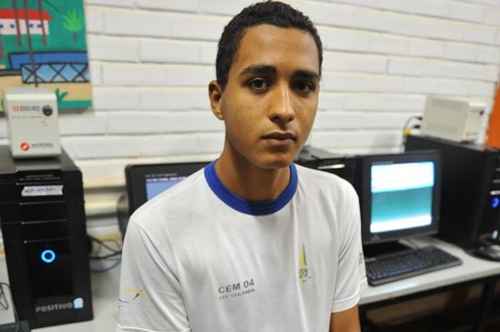 Lucas Oliveira de Souza, 18 anos, está sem acesso à internet na escola em Ceilândia