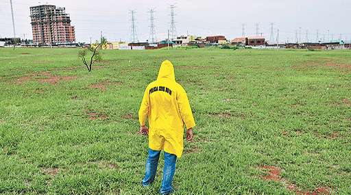 Agente da Delegacia do Meio Ambiente na área loteada irregularmente em Samambaia: o golpe fez 258 vítimas