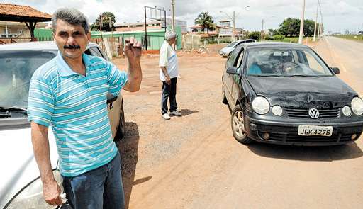 O pai das vítimas acompanhou o trabalho da perícia: 