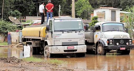 No sábado, caminhões-pipa tiraram cerca de 90 mil litros de água acumulada nas obras da rodovia