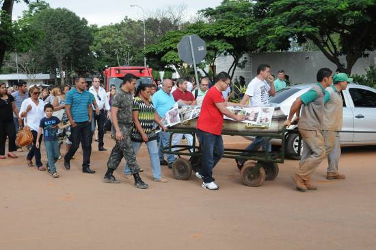 Cerca de 300 pessoas estiveram ontem à tarde no Cemitério Campo da Esperança para prestar as últimas homenagens ao ex-delegado