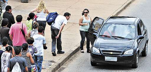 Carro recolhe passageiros em parada na Candangolândia: Código de Trânsito Brasileiro determina infração média, se configurado o transporte irregular