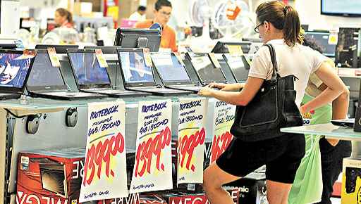 Brasiliense avalia produtos em um shopping: índice que mede intenção de compras teve alta de 1,8% em janeiro na comparação com dezembro