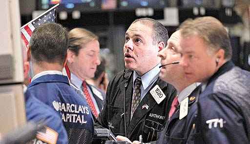 Atentos, operadores acompanham as notícias em Wall Street: índice Dow Jones tem valorização de 0,54%