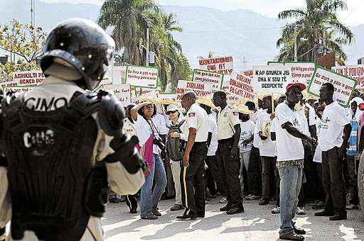 Haitianos protestam pela reconstrução do país: imigração em massa