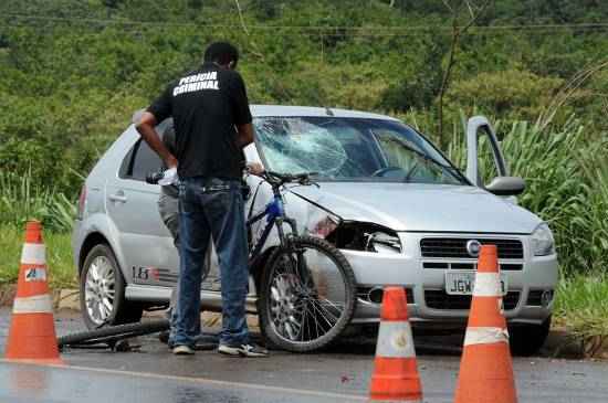 O rapaz andava de bicicleta quando foi atingido por um carro