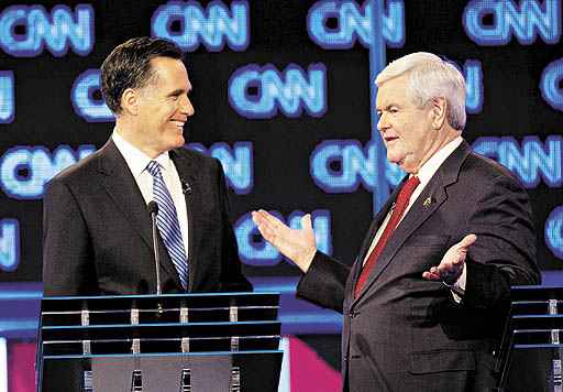 Newt Gingrich (D) duela com Mitt Romney (E) no debate promovido pela tevê CNN, em Charleston, capital da Carolina do Norte: momento decisivo