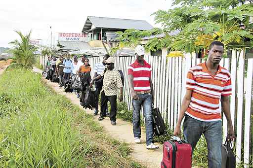 Haitianos em Iñapari: imigrantes não sabiam que agora o Brasil exige visto