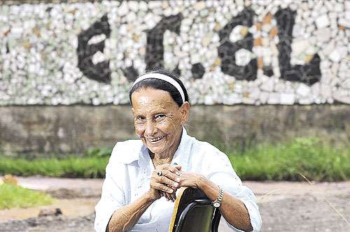 Maria Ribeiro foi uma das pessoas que mais lutaram pela construção do colégio (ao fundo), onde se aposentou como servente e merendeira