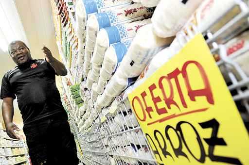 Jaime José percorre os supermercados para saber onde os produtos estão mais em conta e garante: 