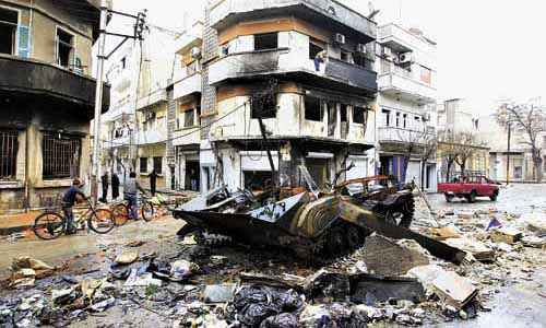 Carro blindado do Exército é visto em rua de Homs, centro do levante contra Al-Assad: país registrou ontem 33 mortos