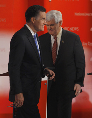 Romney (E) abriu o debate com fortes ataques pessoais contra Gingrich