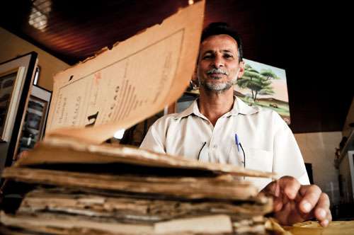 Em seu museu, o ex-marceneiro Leônidas Pires guarda documentos, moedas e outros objetos de quando a cidade se chamava Arraial dos Couros