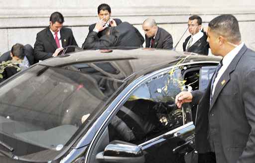 Carro de Kassab foi alvo de ovos atirados por manifestantes